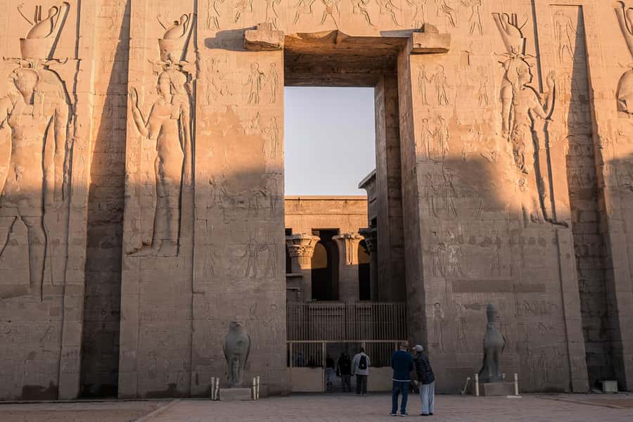 Aswan: 3 Days Nile River Cruise & Hot Air Balloon Ride - Arriving in Luxor by water