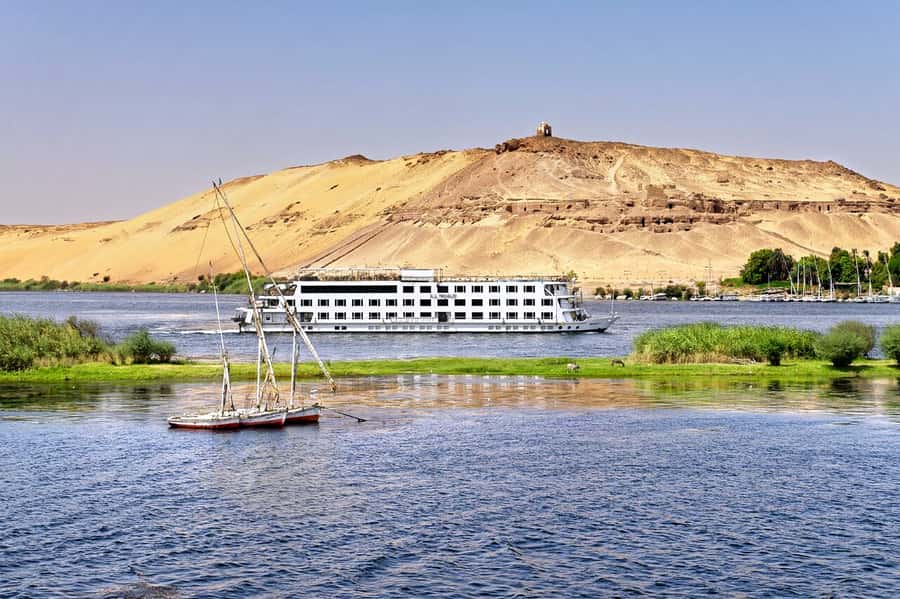 Aswan: 3 Days Nile River Cruise & Hot Air Balloon Ride - Edfu, Horus, and the horse-drawn carriage ride