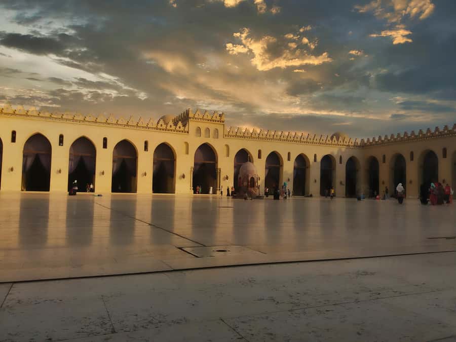 Cairo: All-Inclusive Coptic & Islamic Cairo Tour with Lunch - What the guide adds to the morning