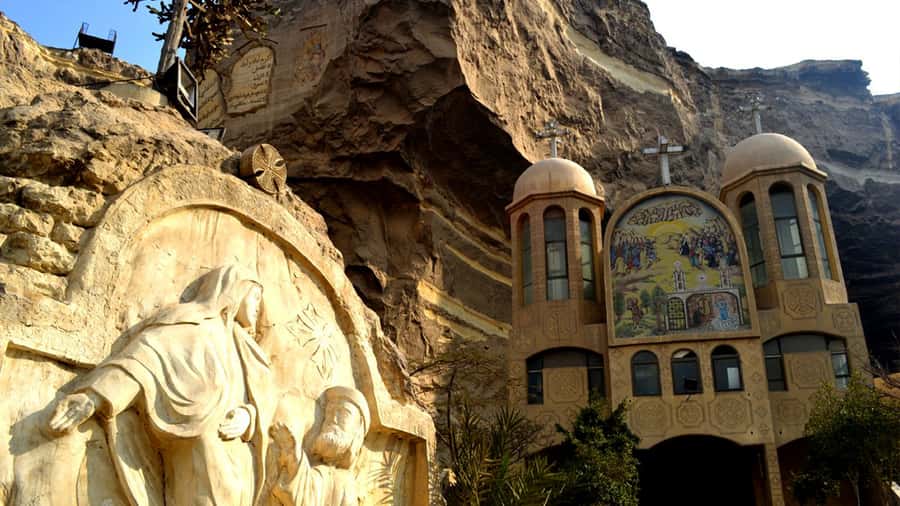 Cairo: Coptic Cairo, Cave Church & Felucca Private Day Tour - The Hanging Church’s unusual position