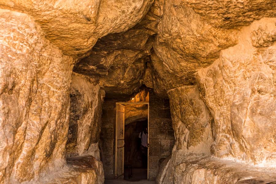 Cairo: Egyptian Museum, Pyramids & Bazaar Tour - One long day, four Cairo highlights