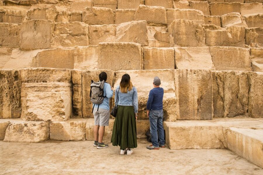 Cairo: Egyptian Museum, Pyramids & Bazaar Tour - Egyptian lunch in Giza