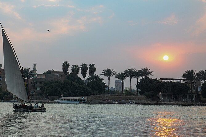 Cairo/Giza: Nile Sunset, Dinner Cruise, Show & Private Transfer - Live music, folkloric acts, and belly dancing