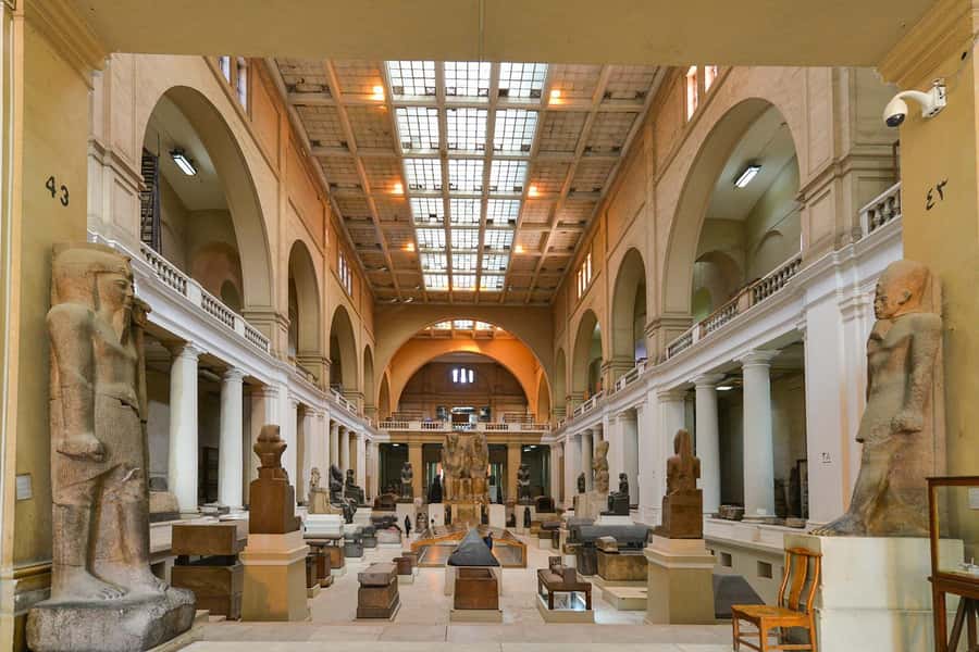 Cairo: Giza Pyramids, Museum & Tahrir Square Private Tour. - Lunch at a local Egyptian restaurant