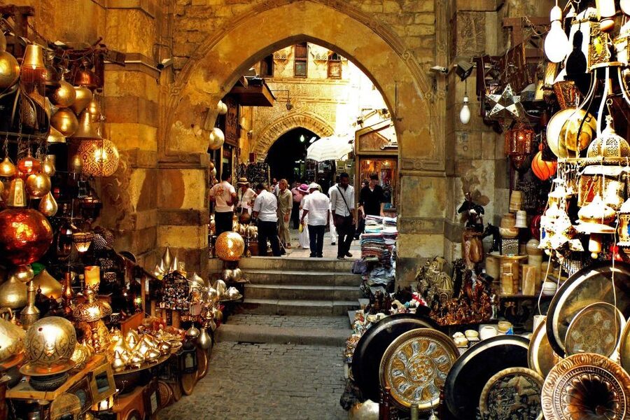 Cairo: Private Giza Pyramids, Sphinx, Saqqara & Memphis Tour - Meeting the three pyramids at Giza
