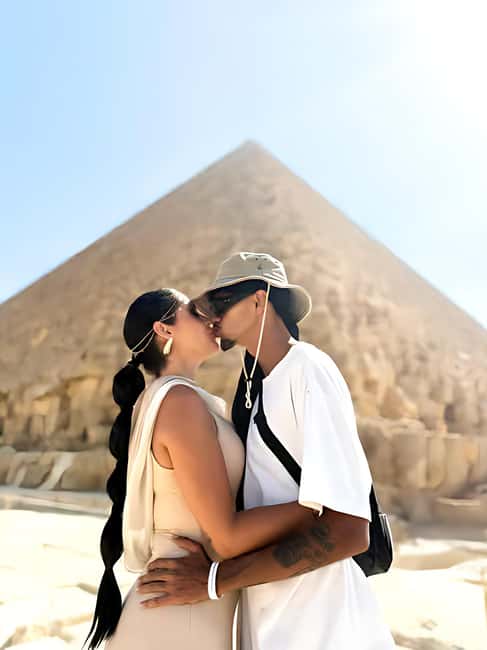 Discover Cairo: Pyramids, Museum & Sphinx Tour from Hurghada - Giza Plateau: the first look at the pyramids
