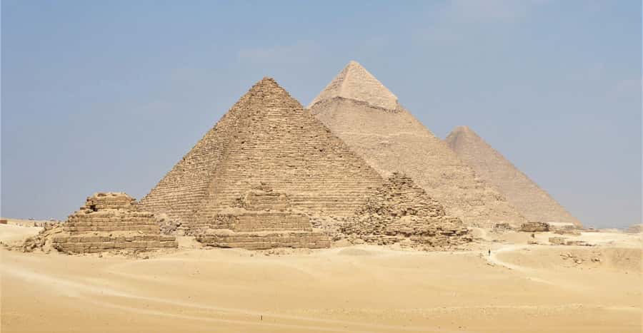 From Hurghada: Pyramids and Egyptian Museum Tour & Boat Ride - The Giza Plateau and the three pyramids