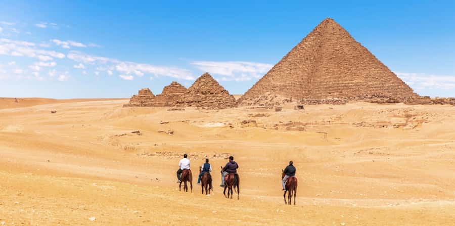 Giza: Arabian Horse Tour Around the Giza Pyramids - Meeting the horse and setting off