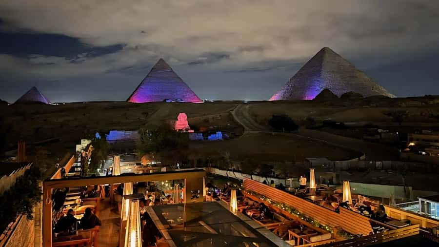 Giza: Dinner with Pyramids All Around You at Rooftop7000 - Arriving at The Great Pyramid Inn