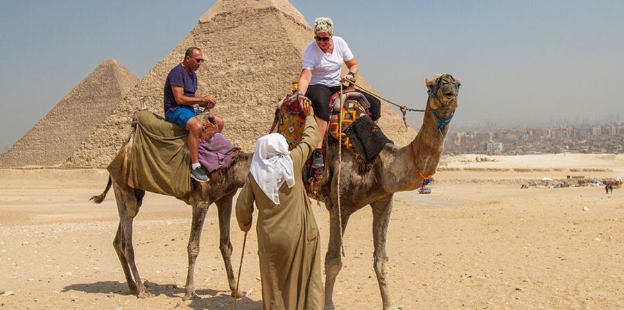 Giza: Pyramids at Sunset Guided Camel Tour - Group size, languages, and guide service