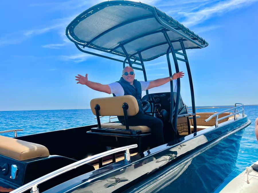 Hurghada: 4 Island Hopping Tour Dolphin, Snorkeling & Lunch - Four Red Sea stops from one speedboat