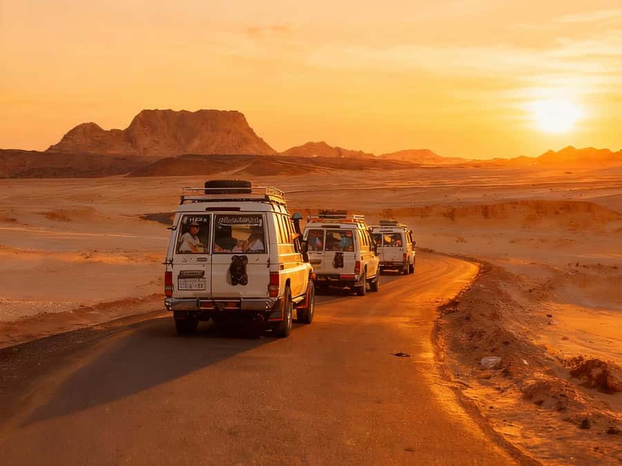 Hurghada: 6-Hour Jeep Desert Safari, Dinner, and Show - Leaving Hurghada for the open desert