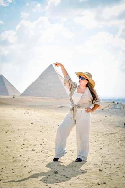 Hurghada: Cairo Pyramids, Sphinx & Egyptian Museum Day Trip - Meeting the Great Sphinx