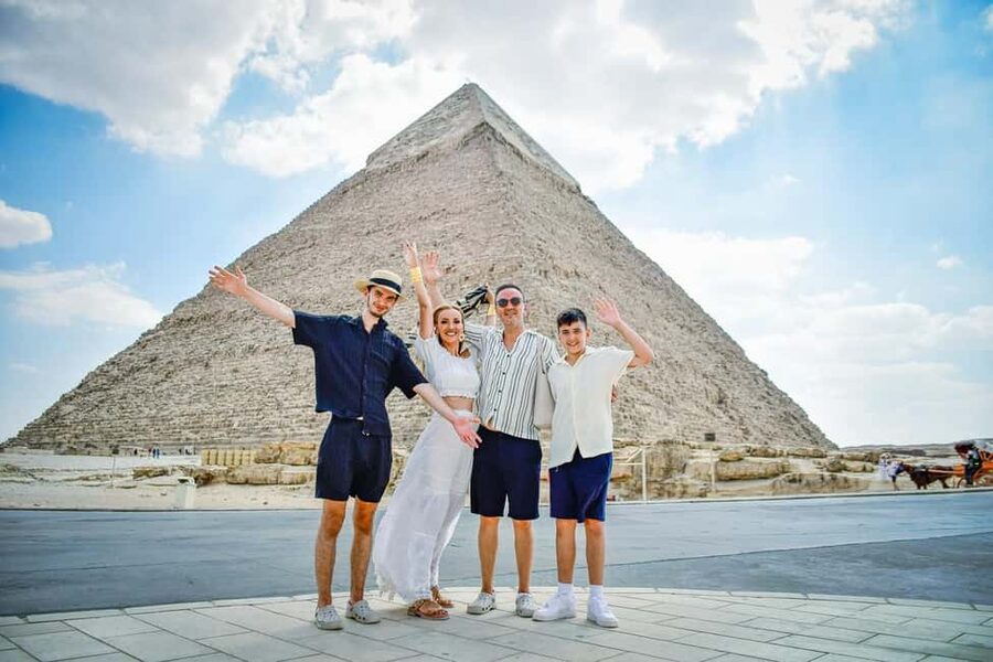 Hurghada: Cairo Pyramids, Sphinx & Egyptian Museum Day Trip - Giza Plateau and the Great Pyramid of Khufu