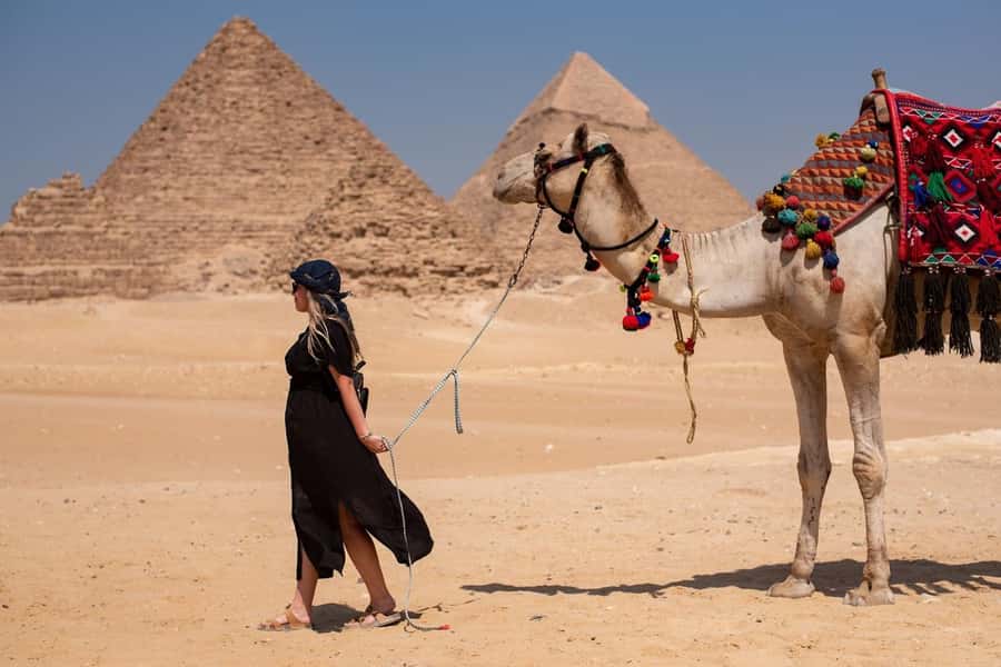 Hurghada: Cairo Pyramids, Sphinx, Museum & Bazaar Day Tour - Guides, group size, and the human side of the day