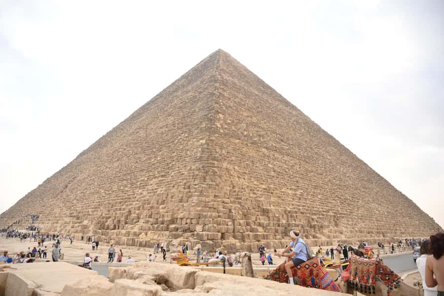 Hurghada Day Trip to Giza Pyramids, Sphinx, Museum and lunch - What the guide adds to the day