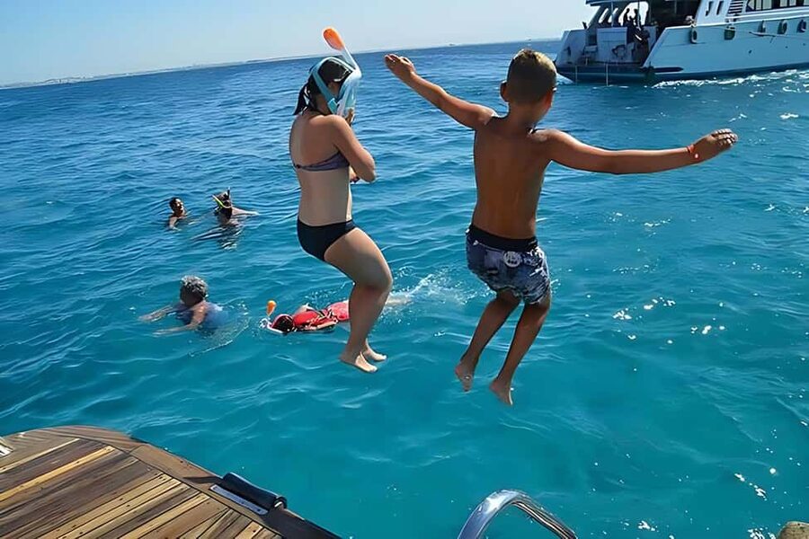 Hurghada: Dolphin Watching Boat Tour with Snorkeling & Lunch - The first dolphin search