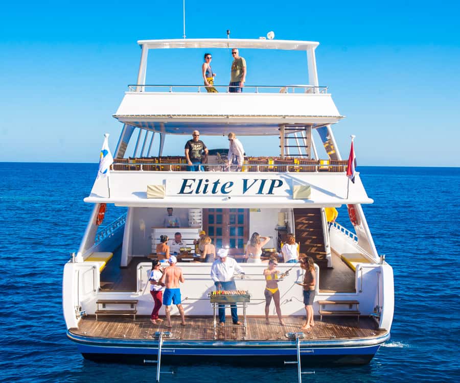 Hurghada: Elite vip snorkeling cruise with BBQ buffet lunch - Three reef stops, with the schedule explained
