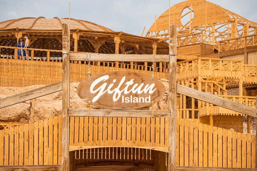 Hurghada: Giftun Island with breakfast, lunch & Water Sports - Banana boat and sofa ride for a quick thrill