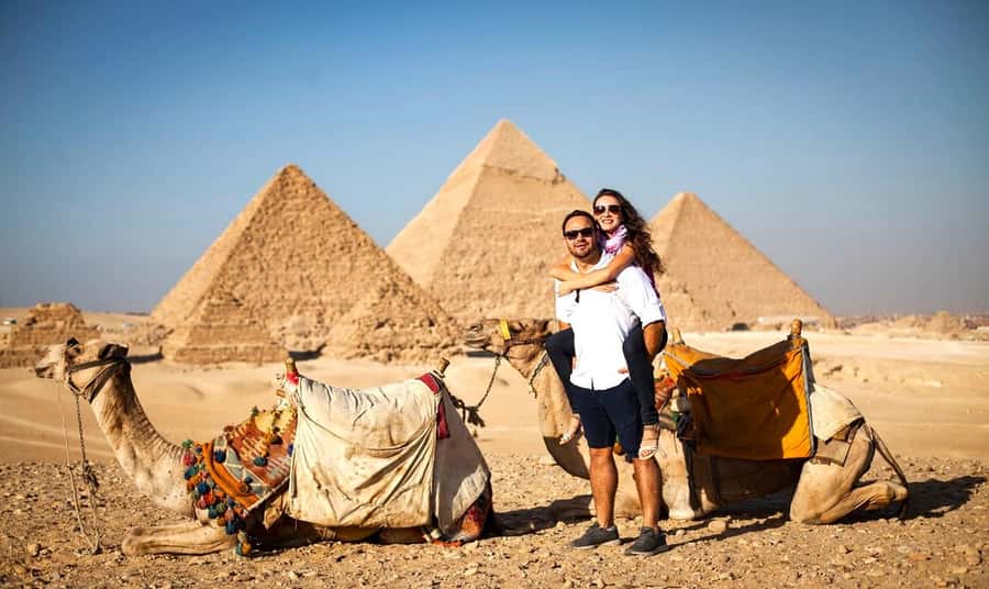 Hurghada: Giza Pyramids, Sphinx, Museum & Old Souq Day Trip - Lunch at a local restaurant