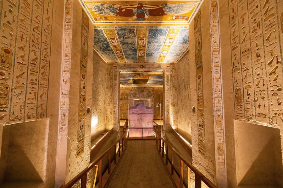 Hurghada: Luxor Highlights & King Tut Tomb Tour with Lunch - The road from Hurghada to ancient Luxor