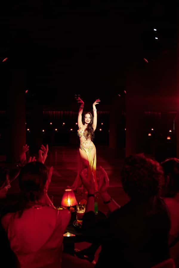Hurghada: Naz Cabaret ticket with beverages - How the $35 price compares with the experience