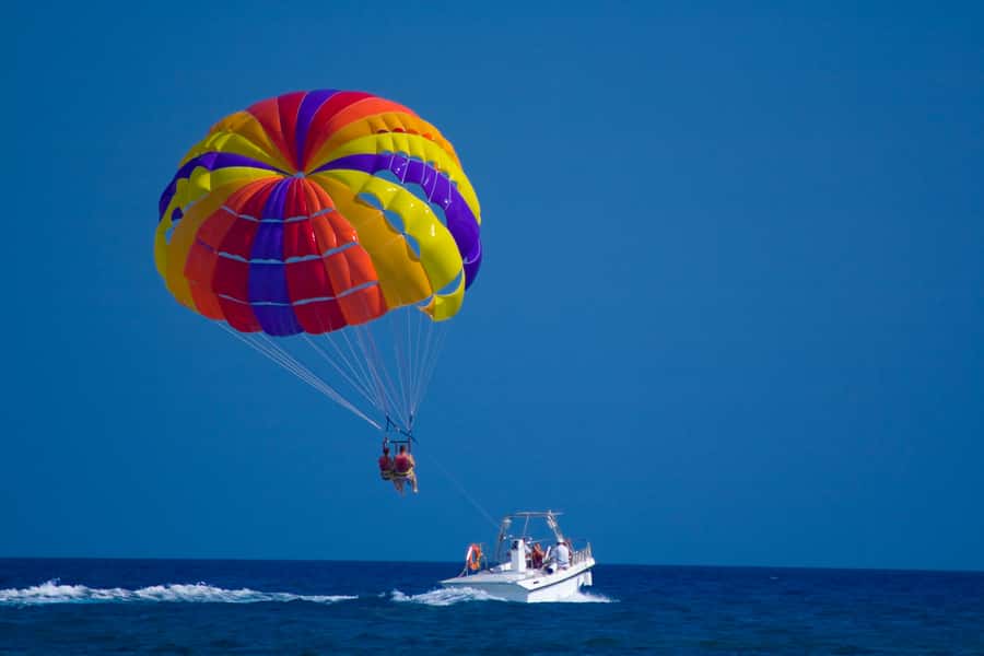 Hurghada: Parasailing Adventure on the Red Sea - The boat ride between flights
