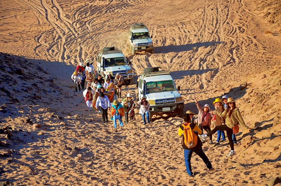 Hurghada: Safari Jeep & Camel Ride with BBQ Dinner & Show - A five-minute camel ride in the desert