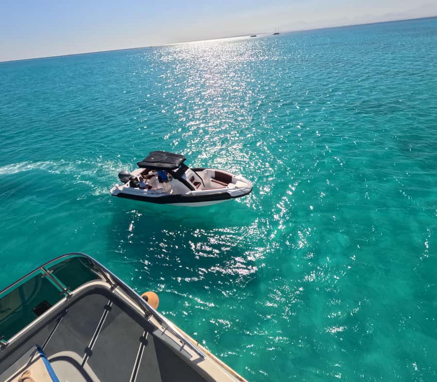 Hurghada: Turtle Bay Speedboat Tour with Snorkeling - Guide care and the tone of the outing