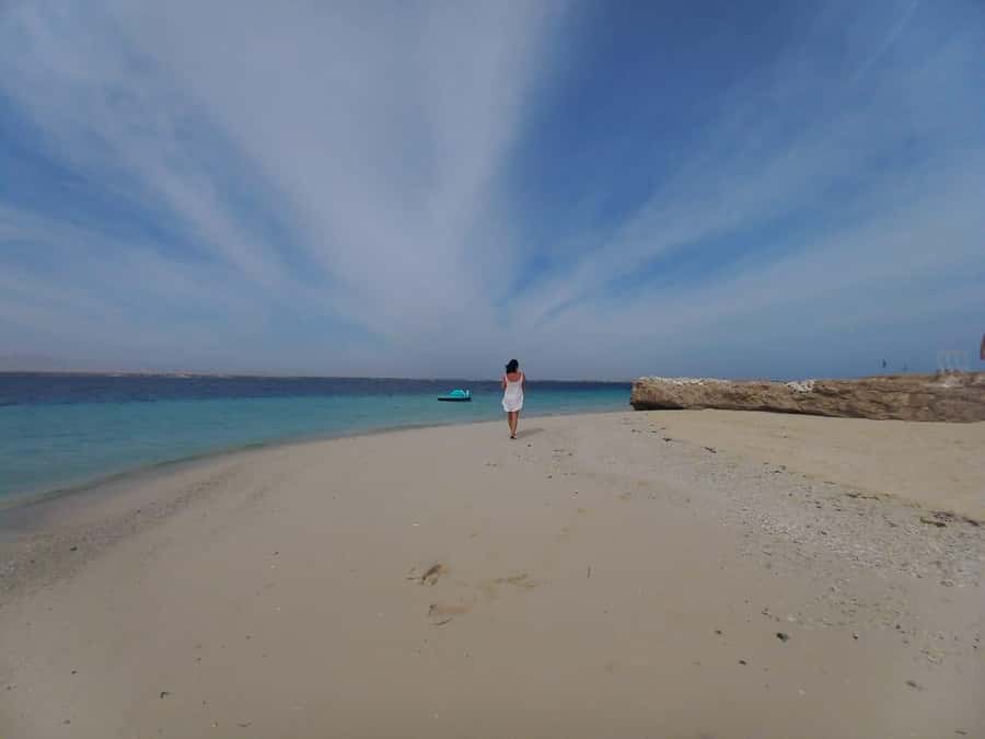 Hurghada: Yacht trip To Magawish island w Snorkeling & Lunch - The first 30 minutes: searching for dolphins
