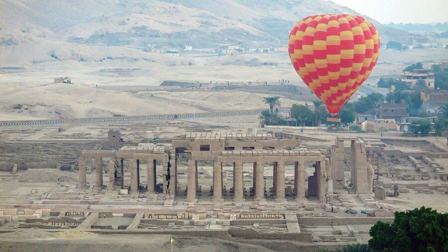 Luxor: Amazing Sunrise Hot Air Balloon Ride - The one-hour flight over Luxor
