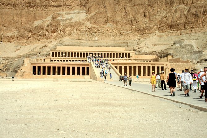 Luxor Day Tour: Valley of Kings & Queens & Hatchepsut Temples - Colossi of Memnon: a quick stop with a big visual payoff