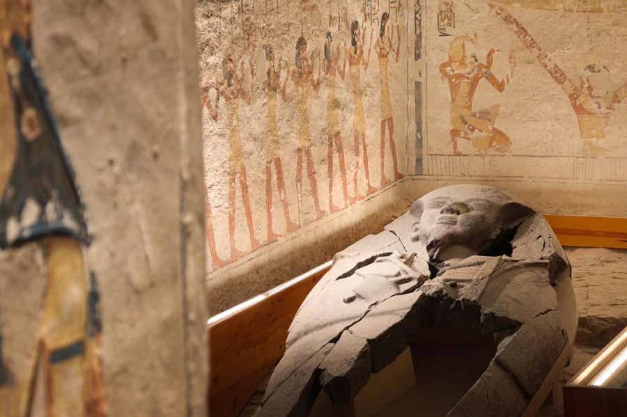 Luxor Day Trip from Hurghada Small Group & Tutankhamun Tomb - Lunch, the Nile crossing, and a change of pace