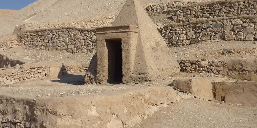 Luxor: Habu, Deir El Medina, Shared tour, Guide, and Lunch - Why the guide can make or break the experience