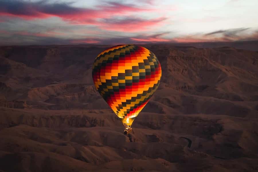 Luxor: Hot Air Balloon Ride over Luxor Relics - Watching the balloons prepare for takeoff