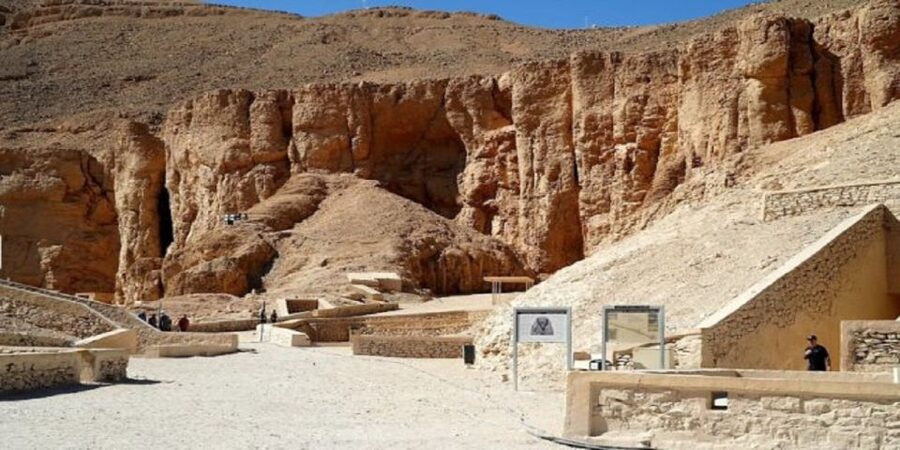 Luxor: West Bank Kings and Queens All-Inclusive Tour & Lunch - Hatshepsut Temple beneath the cliffs