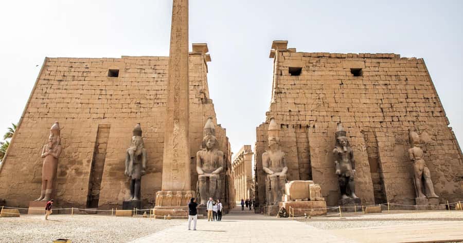 Luxor: West & East Banks & Tut's Tomb Private Full-Day Tour - Local lunch with a West Bank view