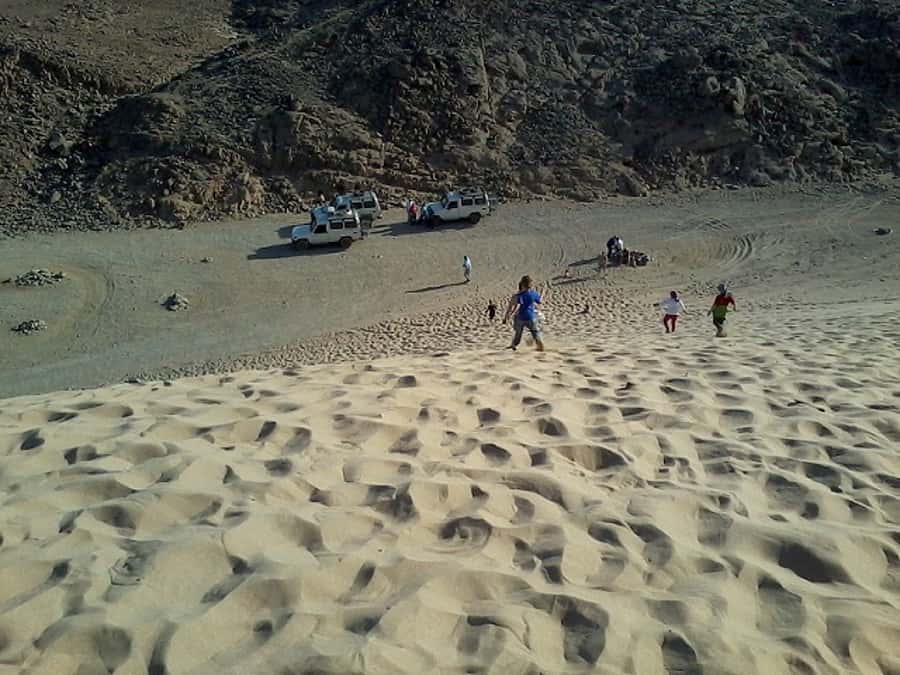 Makadi Bay: Jeep Safari Adventure with Bedouin guide - Dinner, desert entertainment, and the night sky