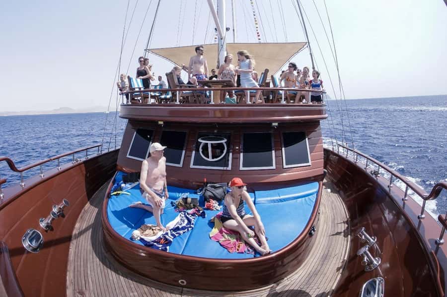 Marsa Alam: Pirates Premium Boat to turtle bay with lunch - What the $100 price includes