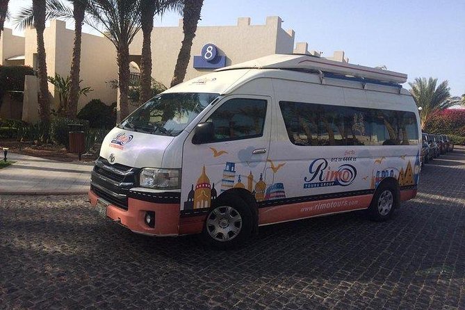 Private Airport Transfer: Cairo Airport Transfer to anywhere in Giza - Finding the driver outside Cairo Airport