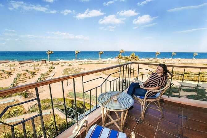 Private Day Tour To Red Sea included Lunch from Cairo & Giza - A guide who stays involved