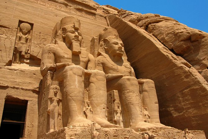 Private Tour: Abu Simbel by Minibus from Aswan - Arriving at the Abu Simbel temple complex