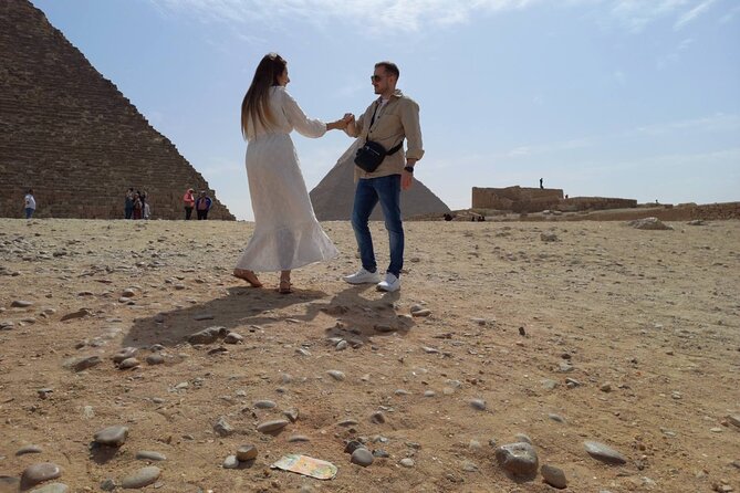 Private Tour Giza Pyramids Sphinx Sakkara and Dahshur - Giza: the famous view with useful context