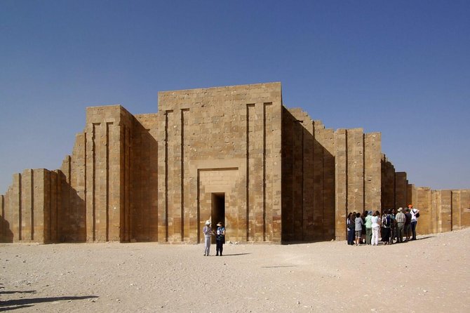 Private Tour: Pyramids of Giza Memphis Saqqara with Lunch - Giza: the big first look at the pyramids