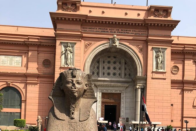 Private Tour to Giza Pyramids,Sphinx,Egyptian Museum&local lunch - A short look at Khafre’s Pyramid